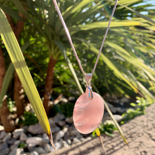 Pendentif en quartz rose naturel, "la pierre de l'amour", un bijou indémodable