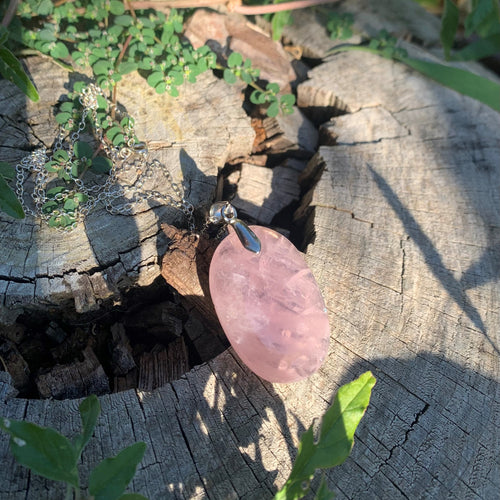 Pendentif en quartz rose naturel, "la pierre de l'amour", un bijou indémodable