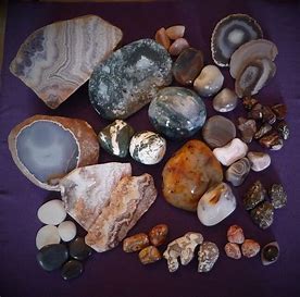 What are the different agates and their virtues in lithotherapy? 