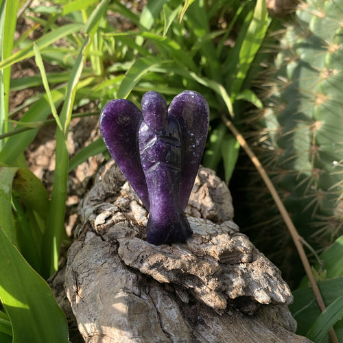 Ange en fluorite violette, un ange gardien