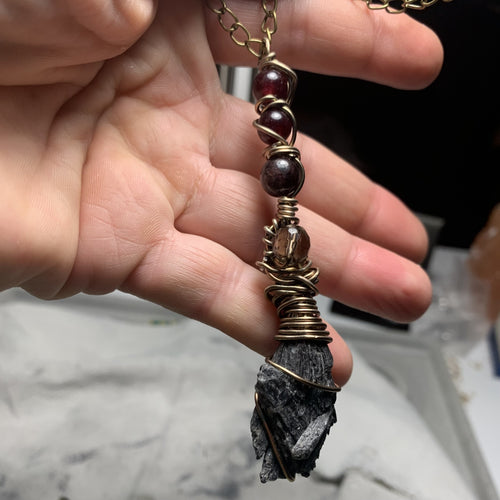 Collier balais de sorcière en kyanite noire, bijoux pour elle