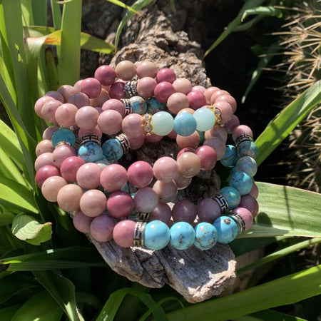Amethyst and rose quartz bracelet in natural pearls