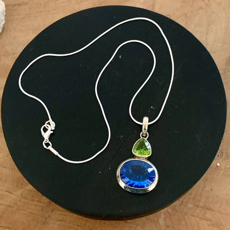 Collier de cyanite bleue et turquoise, un collier bohème en pierre fait main