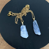 Collier cyanite or, pendentif en cyanite bleue, Choker lame de cyanite bleue