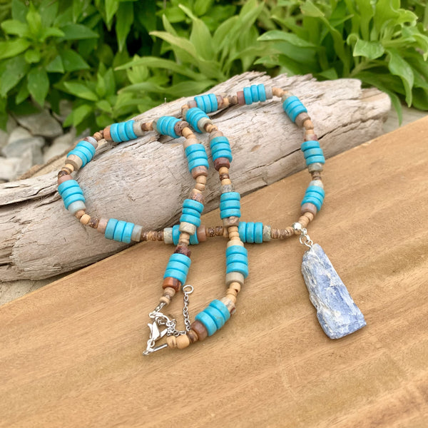 Collier de cyanite bleue et turquoise, un collier bohème en pierre fait main