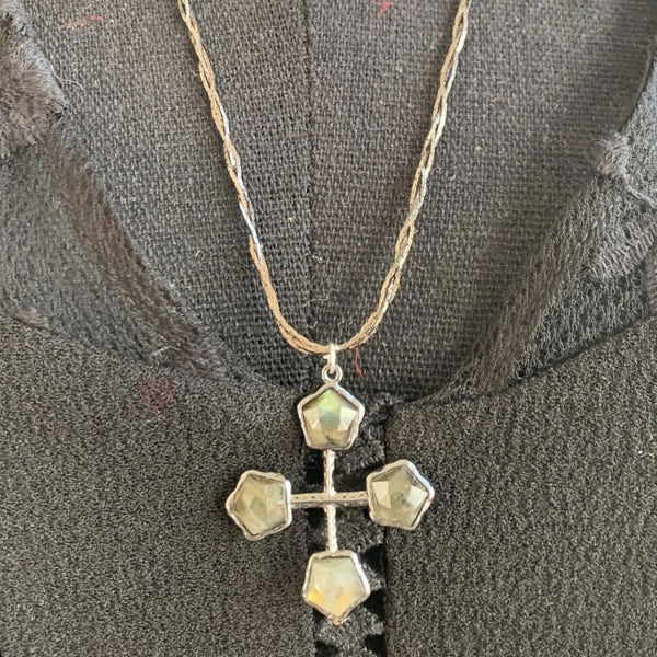 Collier croix en labradorite style vintage, un bijou unique