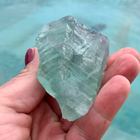 Fluorite verte cristallisée 997g, "la pierre du génie"