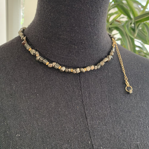 Collier boho en pyrite fait main, un collier de créateur unique pour femmes