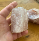 Quartz rose brut naturel, symbole de l'amour et de la tendresse