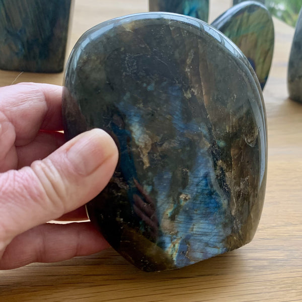 Pierre labradorite bleue de 800g, "la pierre du thérapeute"