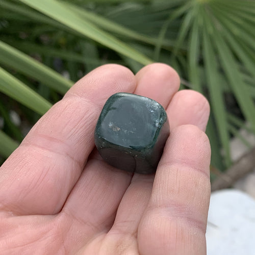 Jade Néphrite qualité extra, une pierre roulée rare "l'énergie vitale"