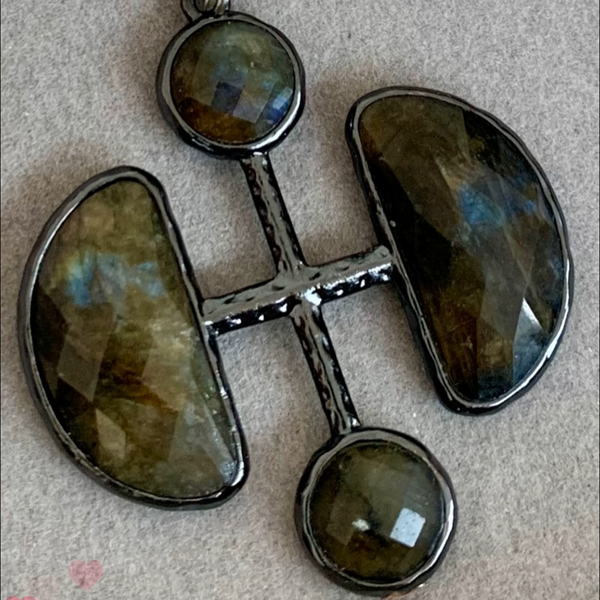 Collier demi-lune labradorite, croix en pierre facettée du choker au sautoir