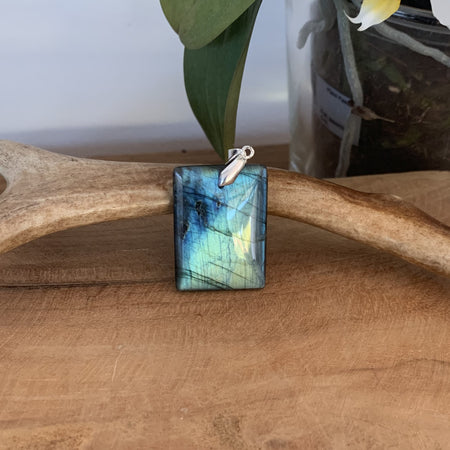 Pendentif en labradorite bleue de forme rectangulaire, un design pour les hommes