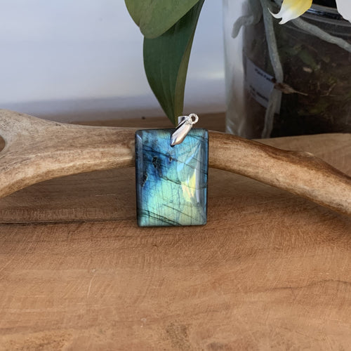 Pendentif labradorite bleue flash rectangulaire en argent sterling, un pendentif homme