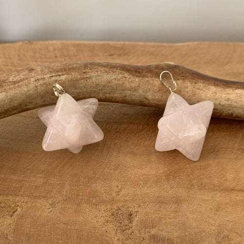 Etoile merkaba de quartz rose, symbole de géométrie sacrée, un talisman