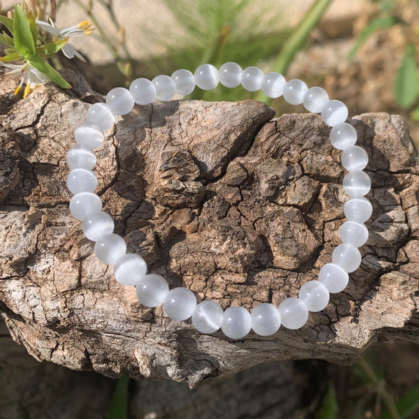 bracelet en perles , oeil de chat blanc