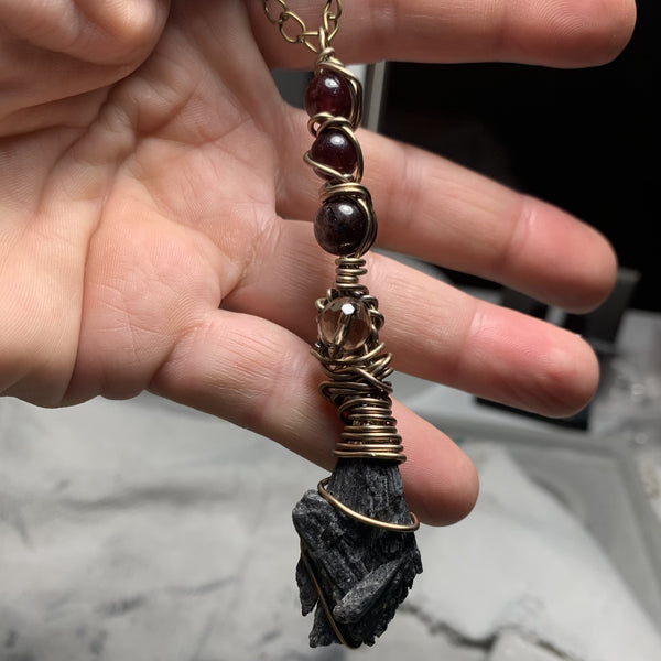 Collier balais de sorcière en kyanite noire, bijoux pour elle