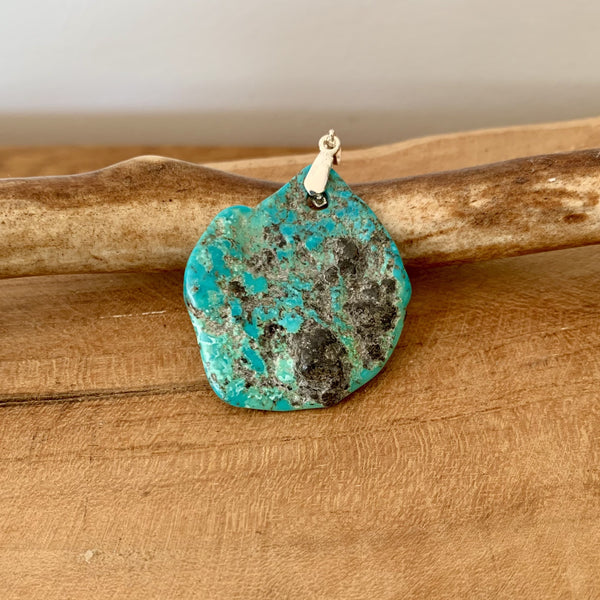 Pendentif en turquoise naturelle brute de l'Himalaya, la pierre des chamanes