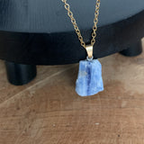 Collier cyanite or, pendentif en cyanite bleue, Choker lame de cyanite bleue