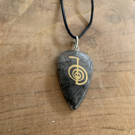 Pendentif demi-lune en labradorite facettée