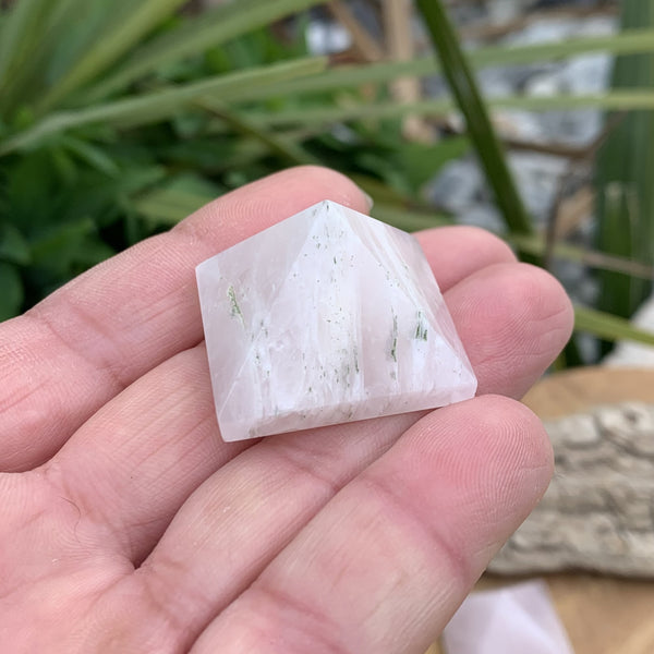 Pyramide en pierre de cristal de roche, quartz rose