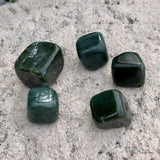 Jade Néphrite qualité extra, une pierre roulée rare 