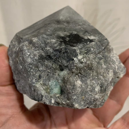 Grande shungite naturelle authentique, un magnifique bloc de shungite brute