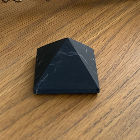 Grande pyramide Shungite noire, Authentique Shungite polie de Carélie