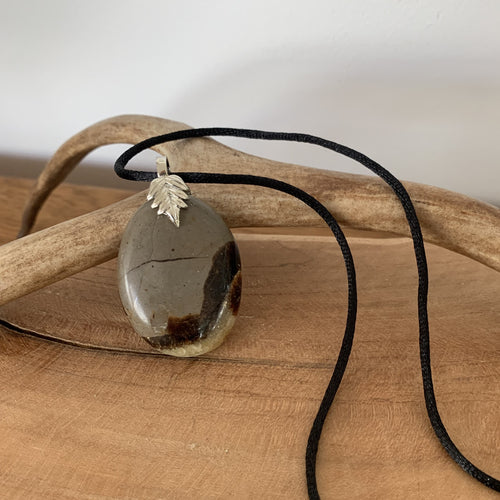 Pendentif en septaria et calcite jaune