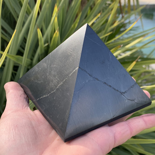 Grande pyramide Shungite noire, Authentique Shungite polie de Carélie