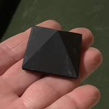 Petite pyramide de Shungite russe noire mat, une pyramide de poche