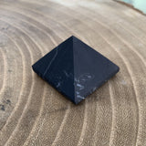 Petite pyramide de Shungite russe noire mat, une pyramide de poche