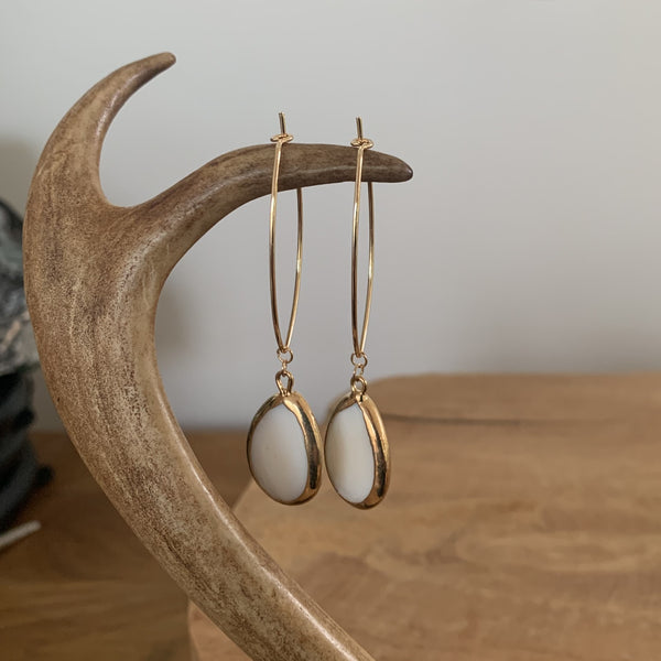 Boucles d'oreilles doré en nacre, des boucles d'oreilles tendance