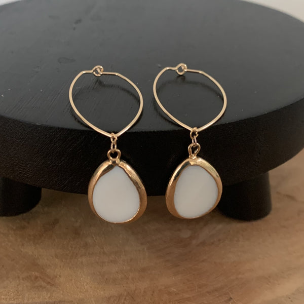 Boucles d'oreilles doré en nacre, des boucles d'oreilles tendance