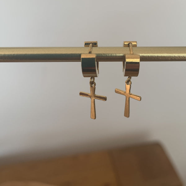 Boucles d'oreilles Huggie avec croix pendante