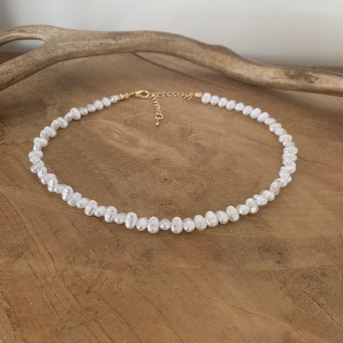 Ras de cou perles, un choker de perles élégant tendance