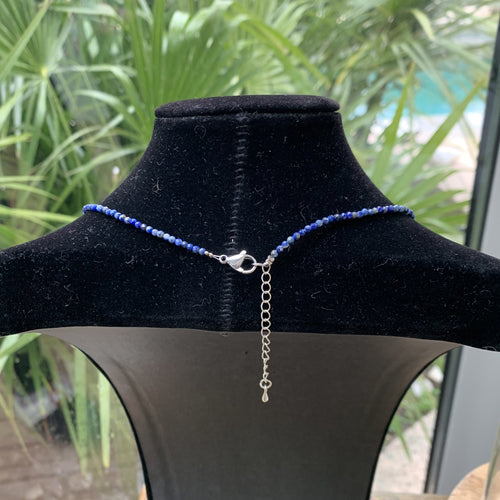 collier lapis-lazuli en perles facettées, ras de cou