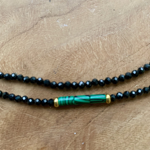 Ras de cou en Spinelle noir et Malachite, un Collier de perles de pierres précieuses