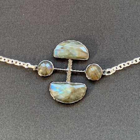 Collier croix en labradorite style vintage, un bijou unique