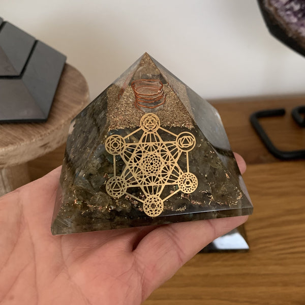 L'orgonite pyramide en labradorite avec métatron, protection contre les EMF, géométrie sacrée