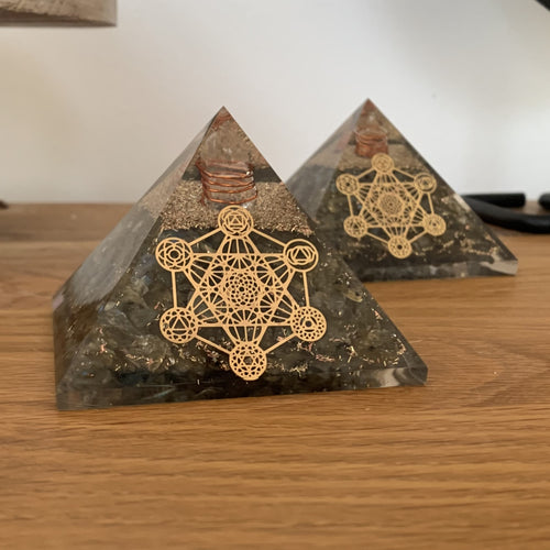 L'orgonite pyramide en labradorite avec métatron, protection contre les EMF, géométrie sacrée