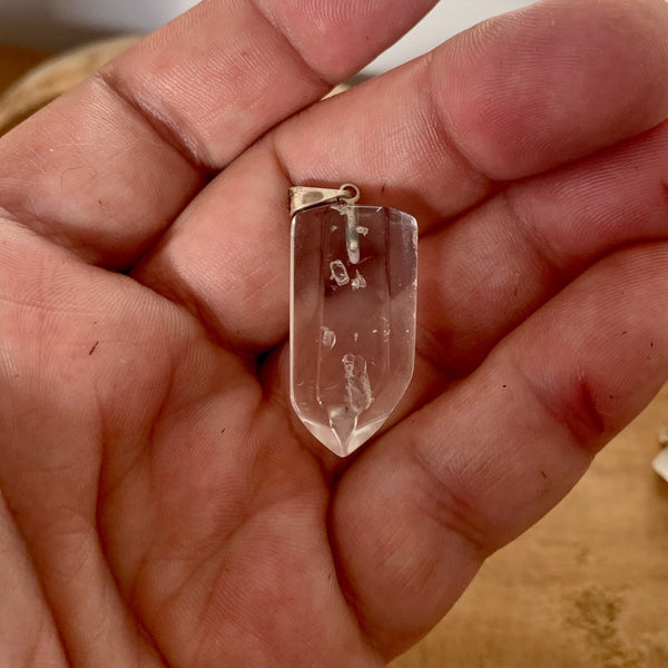 Pendentif pointe de quartz clair