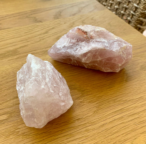 Quartz rose brut naturel, symbole de l'amour et de la tendresse