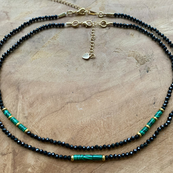 Ras de cou en Spinelle noir et Malachite, un Collier de perles de pierres précieuses