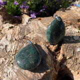 Pendentif fuschite avec inclusions de marcassite, une pierre pour le reiki couleur émeraude