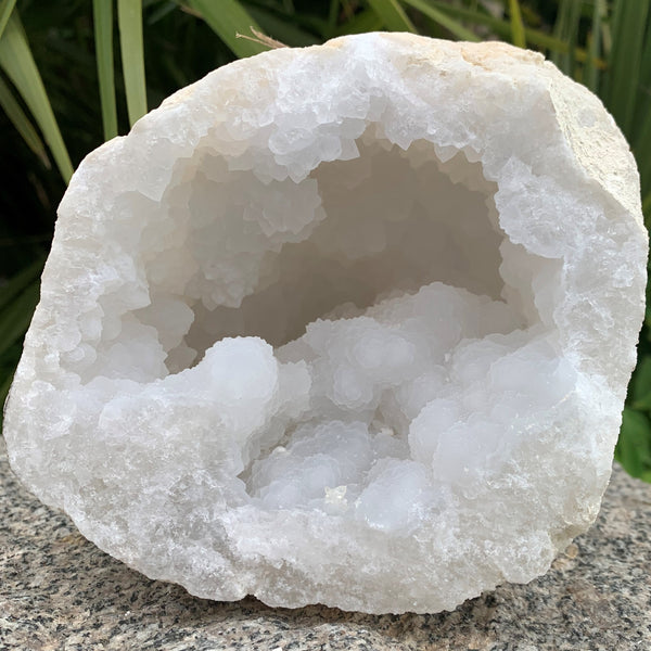 Grande géode de cristal de roche, quartz, géode entière 2kg475g