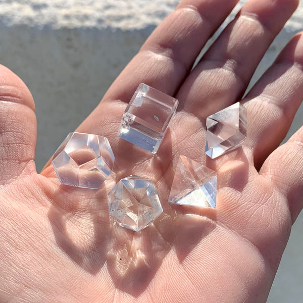 Solides de Platon en cristal de roche extra dans leur boite en bois
