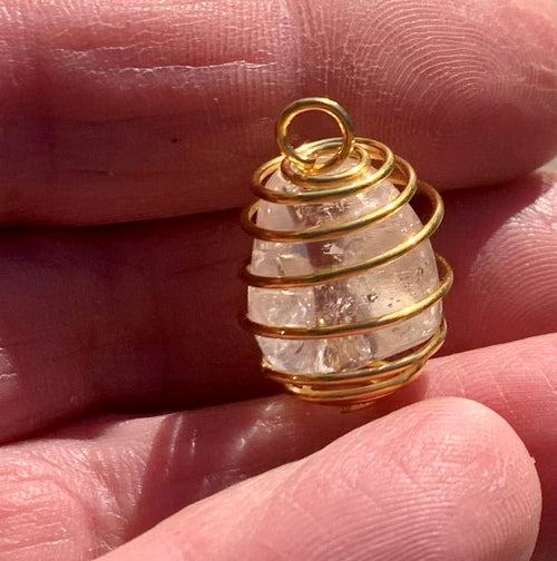Natural citrine pendant in a cage, ideal for hanging on your pet's collar against depression 