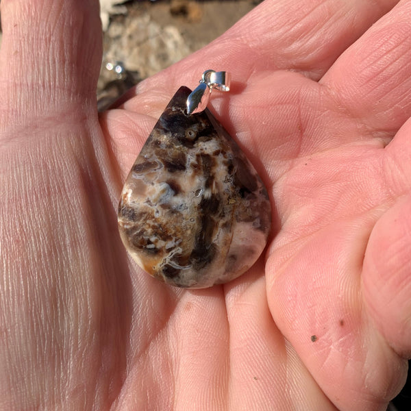 Pendentif en opale noire, l'opale cappuccino "pierre contre l'anxiété"