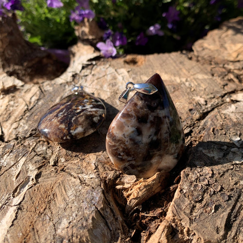 Pendentif en opale noire, l'opale cappuccino "pierre contre l'anxiété"